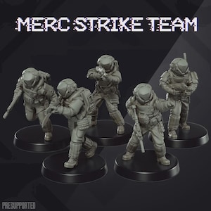 Puede incluir: Un conjunto de cinco figuras de soldados en miniatura de color gris tituladas MERC STRIKE TEAM. Cada figura lleva un casco táctico con visera, armadura corporal y un rifle. Las figuras están montadas sobre bases circulares negras, con el texto PRESUPPORTED visible en la parte inferior.