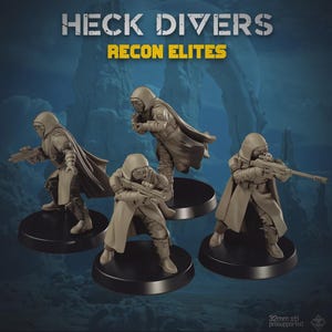 Op de afbeelding: Vier miniatuurfiguren van Recon Elites uit de Heck Divers-serie. Elke figuur staat in een gevechtshouding, draagt een capuchon en houdt een geweer vast. De figuren staan op zwarte, ronde bases. De tekst "HECK DIVERS" en "RECON ELITES" staat bovenaan.