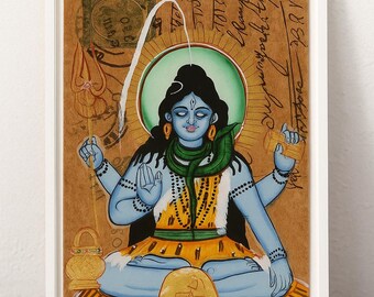 Puede incluir: Una pintura enmarcada sobre papel color canela que representa a una deidad de piel azul con cuatro brazos, sentada en posición de meditación. La figura viste una prenda amarilla, una serpiente verde al cuello y sostiene un tridente. Texto y sello.