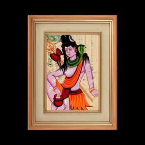 Puede incluir: Una obra de arte enmarcada que representa una deidad hind&uacute;. La pintura presenta una figura con piel de color p&uacute;rpura claro, adornada con prendas naranjas y verdes, y una serpiente alrededor del cuello. La obra de arte est&aacute; sobre un fondo de papel envejecido y enmarcada en un marco dorado.