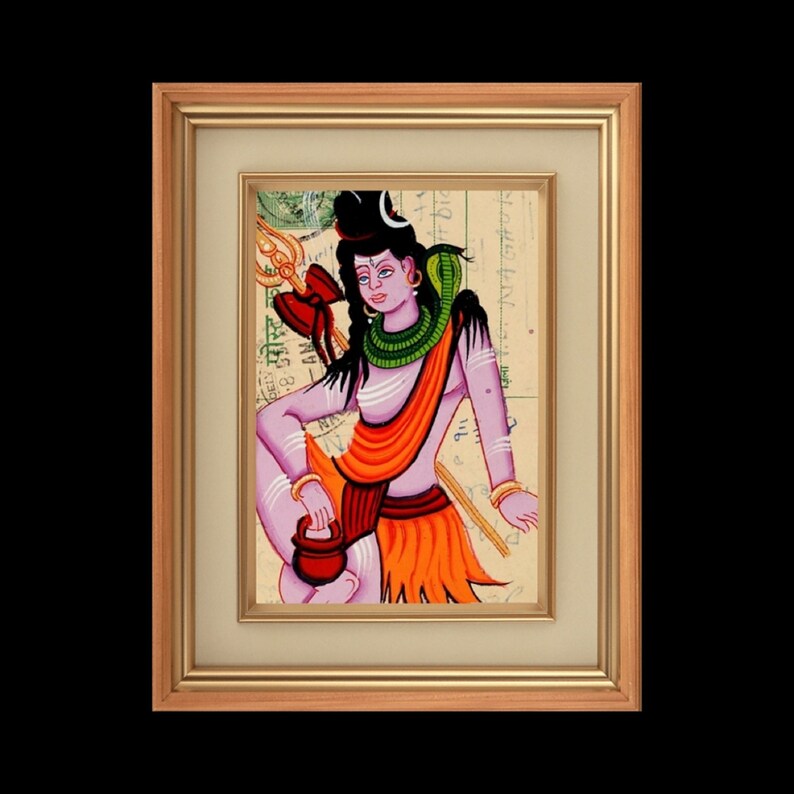 Puede incluir: Una obra de arte enmarcada que representa una deidad hind&uacute;. La pintura presenta una figura con piel de color p&uacute;rpura claro, adornada con prendas naranjas y verdes, y una serpiente alrededor del cuello. La obra de arte est&aacute; sobre un fondo de papel envejecido y enmarcada en un marco dorado.