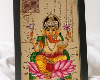 Puede incluir: Una pintura enmarcada de la deidad Ganesha sentada sobre una gran flor de loto rosa. Ganesha lleva una corona dorada, prendas amarillas y rojas, y sostiene un cuenco de dulces. El fondo presenta texto de postal antigua y un sello postal.