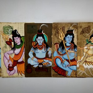 Puede incluir: Cinco pinturas coloridas de deidades hind&uacute;es. Cada figura tiene piel azul, est&aacute; adornada con joyas y sostiene varios objetos simb&oacute;licos. La obra de arte est&aacute; sobre papel envejecido con una est&eacute;tica vintage, mostrando detalles intrincados y colores vibrantes.