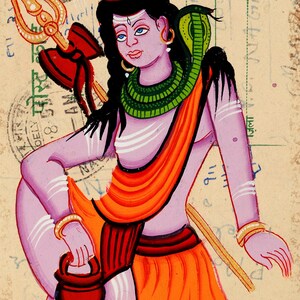 Puede incluir: Una vibrante ilustraci&oacute;n de una deidad hind&uacute;, representada con un tono de piel p&uacute;rpura claro, adornada con una serpiente verde y prendas naranjas. La figura sostiene un tridente y una peque&ntilde;a olla roja. La obra de arte est&aacute; ambientada sobre un fondo de papel envejecido con sellos y texto manuscrito.
