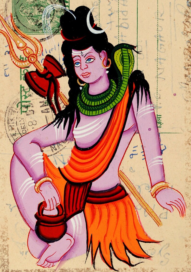 Puede incluir: Una vibrante ilustraci&oacute;n de una deidad hind&uacute;, representada con un tono de piel p&uacute;rpura claro, adornada con una serpiente verde y prendas naranjas. La figura sostiene un tridente y una peque&ntilde;a olla roja. La obra de arte est&aacute; ambientada sobre un fondo de papel envejecido con sellos y texto manuscrito.