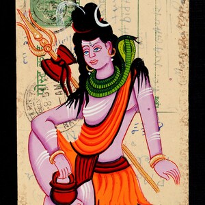 Puede incluir: Ilustraci&oacute;n pintada a mano de la deidad hind&uacute; Shiva en una postal vintage. La figura tiene piel azul, viste prendas naranjas y rojas, y est&aacute; adornada con una serpiente verde y una luna creciente. La postal tiene sellos y texto manuscrito.