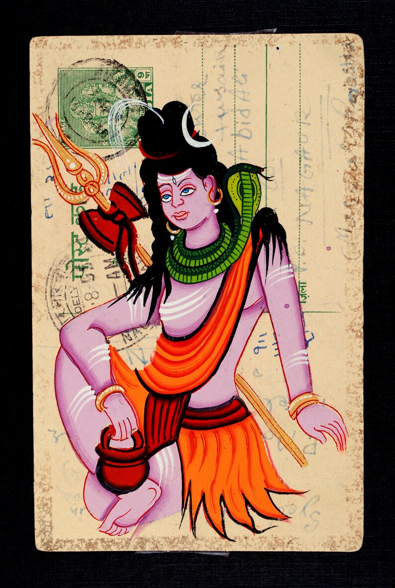 Puede incluir: Ilustraci&oacute;n pintada a mano de la deidad hind&uacute; Shiva en una postal vintage. La figura tiene piel azul, viste prendas naranjas y rojas, y est&aacute; adornada con una serpiente verde y una luna creciente. La postal tiene sellos y texto manuscrito.