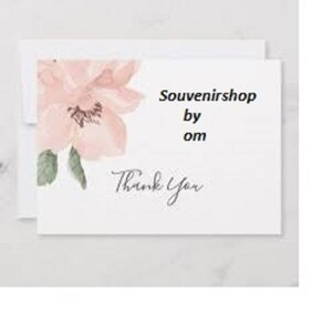 Puede incluir: Tarjeta de agradecimiento blanca con un dise&ntilde;o floral en acuarela. La tarjeta presenta una gran flor rosa con hojas verdes en la esquina superior izquierda. El texto de la tarjeta dice "Souvenirshop by om" y "Thank You".