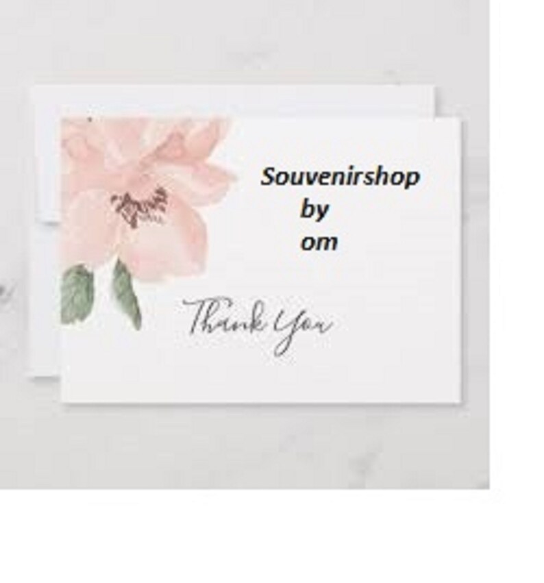 Puede incluir: Tarjeta de agradecimiento blanca con un dise&ntilde;o floral en acuarela. La tarjeta presenta una gran flor rosa con hojas verdes en la esquina superior izquierda. El texto de la tarjeta dice "Souvenirshop by om" y "Thank You".