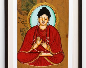 Puede incluir: Una lámina enmarcada que muestra a un Buda sentado con una túnica roja y ribetes dorados, sobre un fondo color canela con sellos postales antiguos y escritura a mano. La figura tiene cabello oscuro, ojos cerrados y pendientes blancos, en marco de madera.
