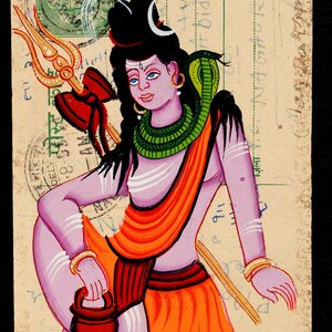 Puede incluir: Una postal vintage con una colorida ilustraci&oacute;n de una deidad hind&uacute;. La figura, con piel azul, viste ropas naranjas y verdes, sosteniendo un tridente y una peque&ntilde;a olla roja. El fondo es papel envejecido.