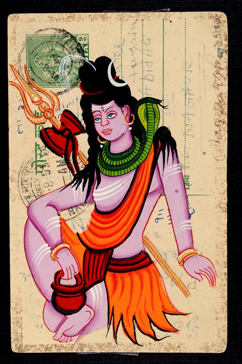 Puede incluir: Una postal vintage con una colorida ilustraci&oacute;n de una deidad hind&uacute;. La figura, con piel azul, viste ropas naranjas y verdes, sosteniendo un tridente y una peque&ntilde;a olla roja. El fondo es papel envejecido.