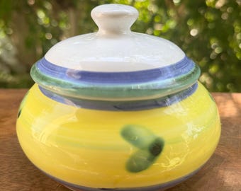 Zuccheriera vintage Caleca Italy Carousel con coperchio - Ceramica gialla dipinta a mano - Firmata Nora