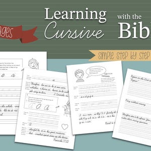 Puede incluir: Un cuaderno de trabajo titulado "Learning with the Cursive Bible" con 75 páginas. La portada presenta el título en escritura blanca, con las palabras "simple step by step guide" debajo. En el interior, las páginas muestran la práctica de la escritura cursiva con versículos bíblicos.