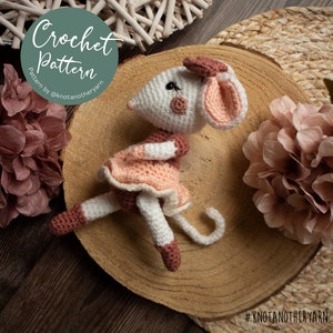 Könnte beinhalten: Häkelanleitung für eine rosa und weiße Maus mit Kleid. Das Muster ist von @knotanotheryarn. #knotanotheryarn