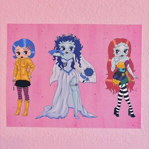 Może przedstawiać: R&oacute;żowy nadruk przedstawiający trzy postacie z kresk&oacute;wek w stylu Betty Boop. Każda postać ma unikalne stroje i fryzury. Jedna ma na sobie ż&oacute;łty płaszcz, druga suknię ślubną, a trzecia sukienkę z patchworku. Tło jest teksturowane r&oacute;żowe.