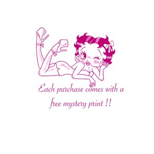 Może przedstawiać: R&oacute;żowa ilustracja kobiety z kresk&oacute;wki w pozycji leżącej, w butach na wysokim obcasie i małym topie. Tekst "Each purchase comes with a free mystery print !!" znajduje się poniżej.