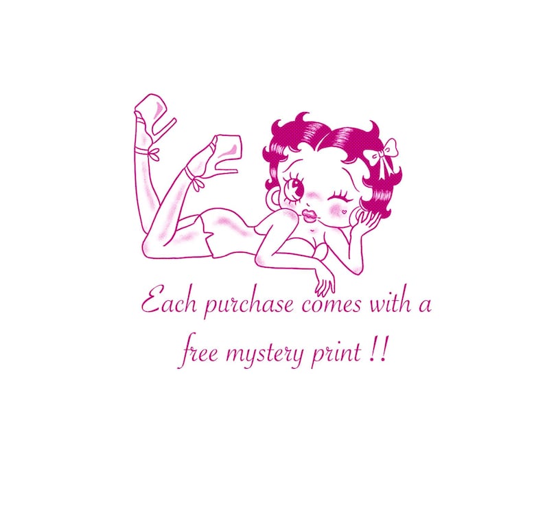 Może przedstawiać: R&oacute;żowa ilustracja kobiety z kresk&oacute;wki w pozycji leżącej, w butach na wysokim obcasie i małym topie. Tekst "Each purchase comes with a free mystery print !!" znajduje się poniżej.