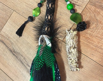 Emerald Dreamtime – różdżka z piórkiem do oczyszczania, różdżka z piórkiem do oczyszczania, wachlarz do oczyszczania i pałeczka do oczyszczania z białej szałwii