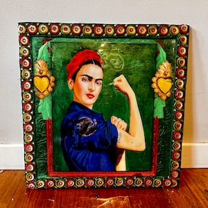 Dekorative Frida Wand-/Bodenfliese! Ein Band um eine Bombe! "Upcyclyed Keramikfliese ""For The Love Of Frida""." Such dir dein Design aus.