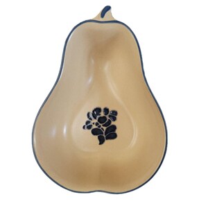 Puede incluir: Un plato de servir de cerámica en forma de pera de color beige con un diseño floral azul. El plato es perfecto para servir salsas, salsas o pequeños aperitivos.