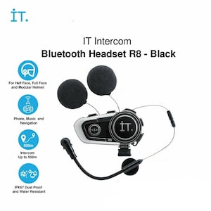 K&ouml;nnte beinhalten: Schwarzes Bluetooth-Motorrad-Intercom-Headset mit Mikrofonb&uuml;gel, zwei Ohrh&ouml;rern und einer Steuereinheit mit dem Text "IT" und "R8". Das Intercom hat eine Reichweite von bis zu 500 Metern und ist staub- und wasserdicht.
