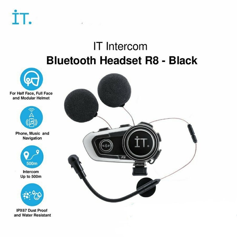 K&ouml;nnte beinhalten: Schwarzes Bluetooth-Motorrad-Intercom-Headset mit Mikrofonb&uuml;gel, zwei Ohrh&ouml;rern und einer Steuereinheit mit dem Text "IT" und "R8". Das Intercom hat eine Reichweite von bis zu 500 Metern und ist staub- und wasserdicht.