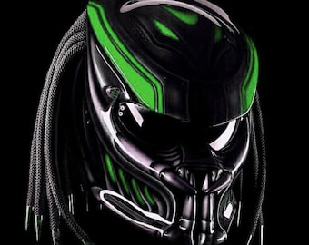 Può includere: Un casco da moto nero e verde in stile Predator. Il casco presenta una finitura nera lucida con vivaci accenti verdi e un design dettagliato e minaccioso. Cavi intrecciati pendono dai lati, aggiungendo all'estetica futuristica.