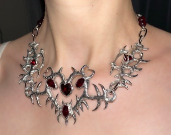 Collier fait main abstrait coeur rouge en métal liquide