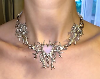 Collier ras de cou abstrait fait main en métal avec pendentif coeur hérissé d'opale