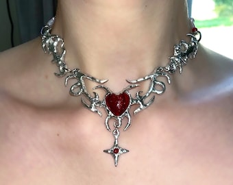 Collier abstrait fait main en métal avec pendentif coeur rouge