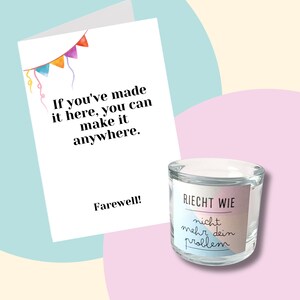 Könnte beinhalten: Eine weiße Karte mit dem Text "If you've made it here, you can make it anywhere. Farewell!" und ein kleines Glasgefäß mit einem Etikett, auf dem "RIECHT WIE nicht mehr dein problem" steht.