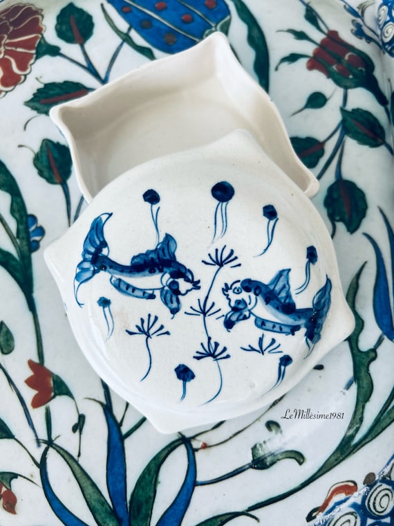 chinese koi fish lid box porcelain Vintage Chinese Porcelain Box Hand Painted Koi Blue White