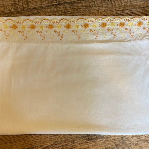 Vintage pillowcase/ embroidered pillowcase/ retro pillowcase/ pretty pillowcase/ embroidered Bedlinen/embroidered bedding/vintage pillow