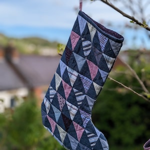 Patchwork-quiltad strumpa - gjord av kläder från en närstående