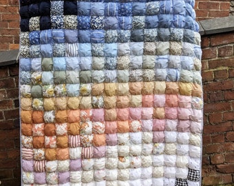 Ombre Puff Memory Quilt Trauerdecke - Erinnerungswurf gemacht aus der Kleidung eines geliebten Menschen.