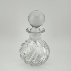 Botella de perfume vintage, vidrio acanalado transparente, redonda, vidrio prensado, con tapón.