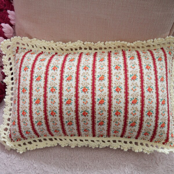 Coussin fleuri avec bordure au crochet