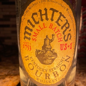 Michter's Small Batch Bottle Lamp sur base de tonneau de bourbon récupéré