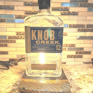 Knob Creek 12 jaar bourbonlamp op rustieke bourbonvatvoet