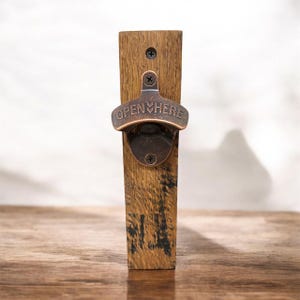 Abridor de botellas de pared con duela de barril de bourbon