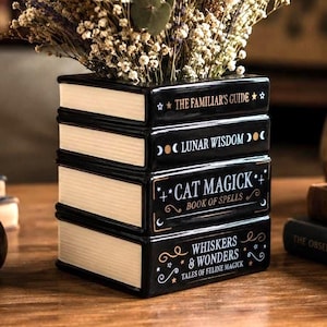 Buch Vase Keramik Book Stack "Black Cat Magick" | Witchy Bookshelf Decor | Cat Lover Gift | Gothic Flower Vase | Dark Academia Home Decor