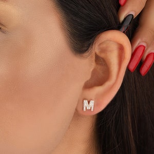 Buchstaben Silberohrringe, Buchstabenohrringe, zierliche Ohrringe, Geschenk für Sie, Geschenk für Mama, Frauentagsgeschenk, Muttertagsgeschenk