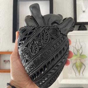 Hand carved Oaxacan black pottery heart - Corazón de Barro Negro Oaxaqueño diseño calado—unique design