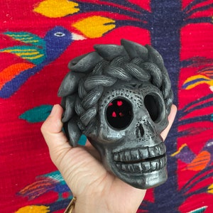 Crânio de Frida Catrina esculpido à mão em cerâmica preta oaxaquenha com desenhos florais do México