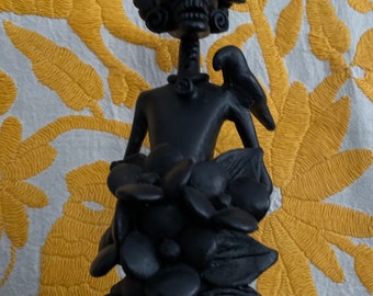 Blomklänning och krona Frida Catrina lergodsfigur med papegoja från Capula, Michoacán, Mexiko i svart
