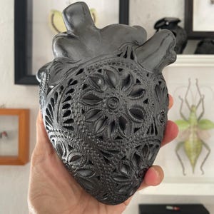 Hand carved Oaxacan black pottery heart - Corazón de Barro Negro Oaxaqueño diseño calado—unique design