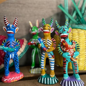 Małe Diablitos w malowanej glinianej ceramice – figurki meksykańskich diabłów Purépecha z Ocumicho w stanie Michoacán – sprzedawane pojedynczo