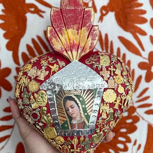 Sagrado Corazón Ardiente de Madera Roja con Imagen de la Virgen de Guadalupe y los Milagros en Dorado de México