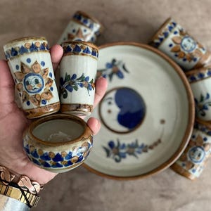 Tonalá Steingut-Tequila-Set mit Sonnen- und Mondmotiven für sechs (6) mit Salzschale und Servierplatte